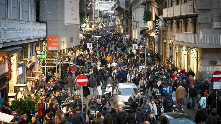 Napoli, feste di Capodanno: gli alberghi verso il pienone. Attesi mezzo milione di turisti anche col weekend dell’Epifania