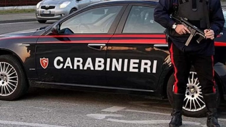 Picchia la moglie davanti ai cinque figli, arrestato