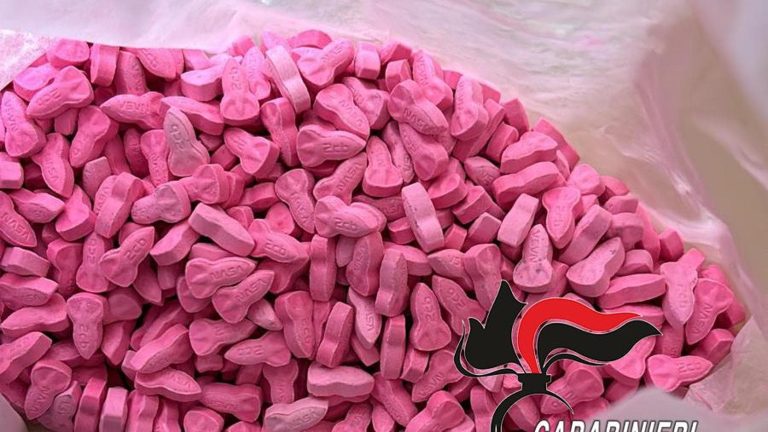 Scoperta a Napoli la centrale della “cocaina rosa” droga da 400 euro a dose