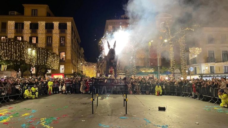 Sorrento si prepara al Capodanno da sold out con il Ciuccio di fuoco e la musica in piazza. Poi la magia dei fuochi d’artificio da mare