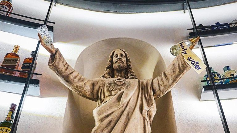 Un lounge bar nella chiesa di Sant’Antonio abate, con tanto di statue tra bottiglie di liquori