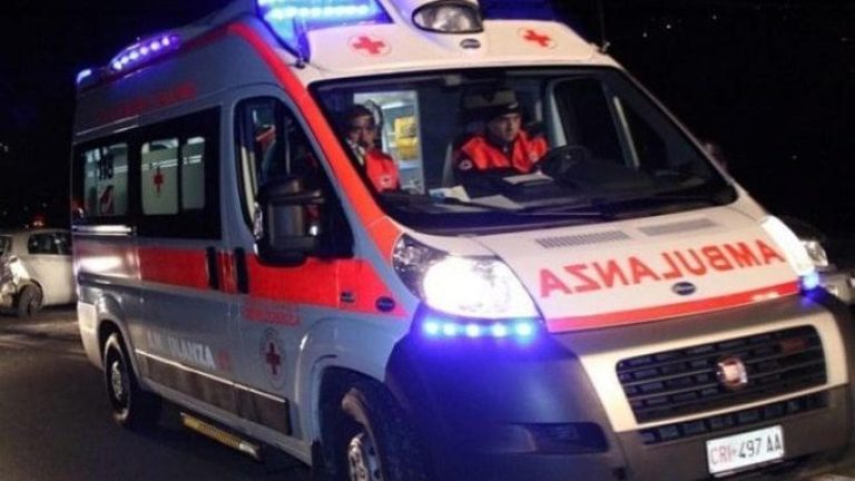 Ambulanza bloccata da un’auto in sosta selvaggia a Napoli