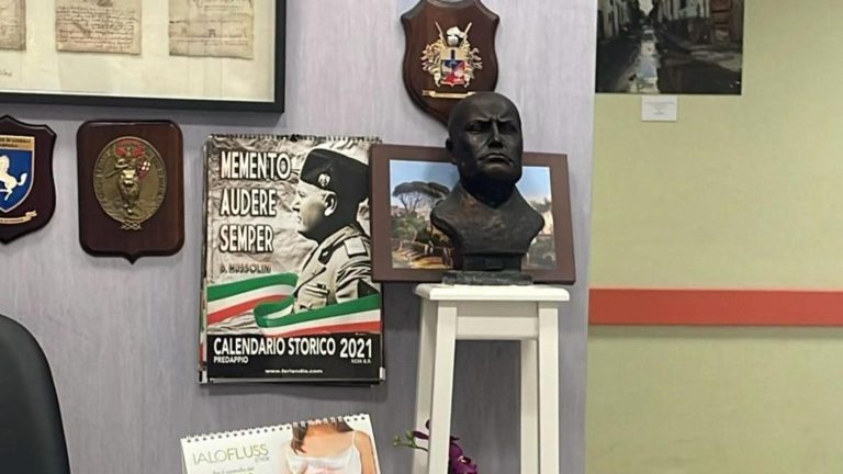 Busto di Mussolini all’ospedale Cardarelli, scoppia la polemica: al via ispezione interna. Il primario: “Solo superficialità”