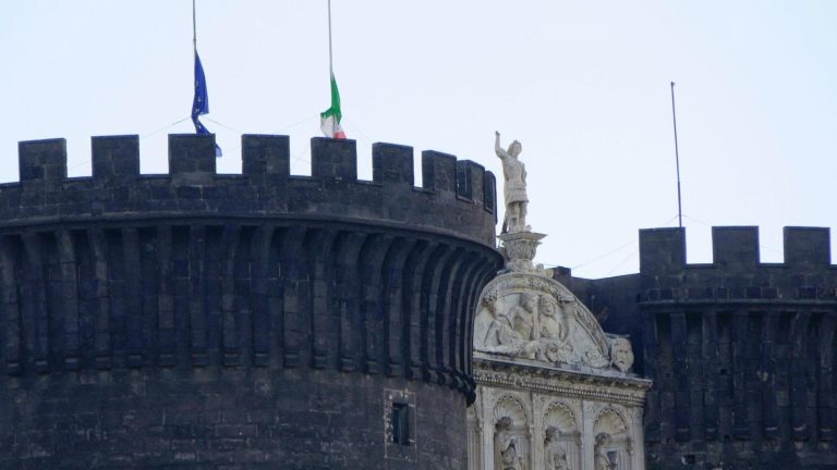 Da Napoli “Passeggiata per l’Italia”: incontro al Maschio Angioino