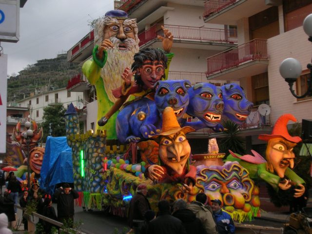 Il Gran Carnevale di Maiori ed i suoi spettacolari Carri Allegorici: il carnevale della Costiera Amalfitana