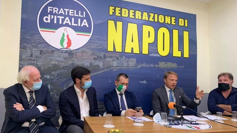 Il sindaco di Palma Campania e quell’ingresso in FdI “celebrato” da Delmastro e Lollobrigida