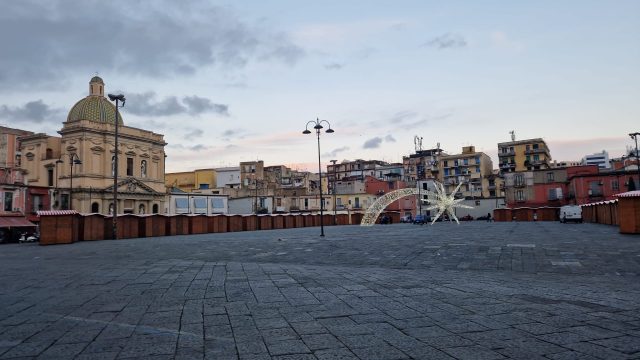 Il Villaggio della Befana a Piazza Mercato: 3 giorni di festa di dolci, giocattoli e concerti gratuiti