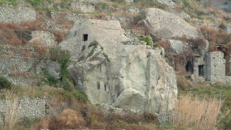 Ischia celebra le sue case nella pietra: “Salviamo la memoria dei luoghi”