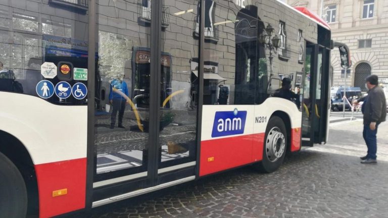 Napoli, autista bus aggredita da un automobilista in via Foria