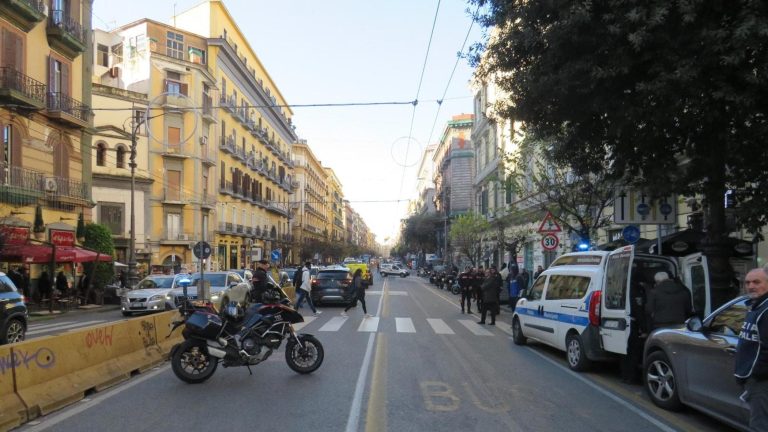 Napoli, auto scorta investe una coppia: 72enne muore in ospedale, lei è grave