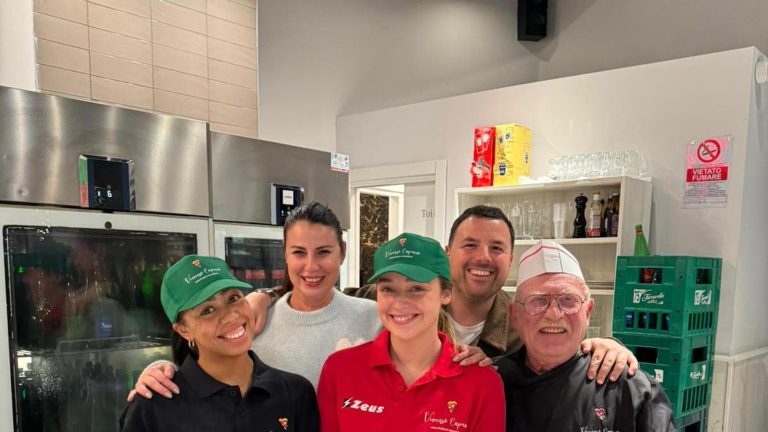 Napoli, Finnegan Biden, nipote del presidente Usa a lezione di pizza: divertimento, risate e alla fine intona il motto “Jamme Ja”