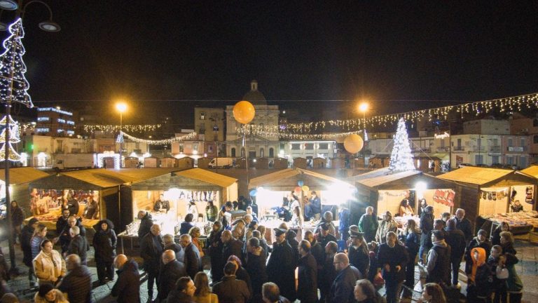 Napoli, inaugurato il villaggio della Befana in piazza Mercato