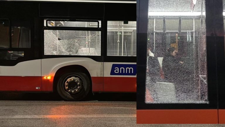 Panico a Napoli, ancora colpi ad aria compressa contro bus in marcia con passeggeri: 11 automezzi danneggiati