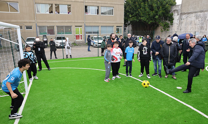 Inaugurato un campetto di calcio per le ragazze e i ragazzi del rione Amicizia