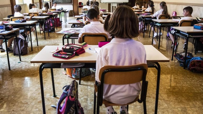 Napoli, allarme dalle scuole: “Alleniamo i bambini a scrivere in corsivo”