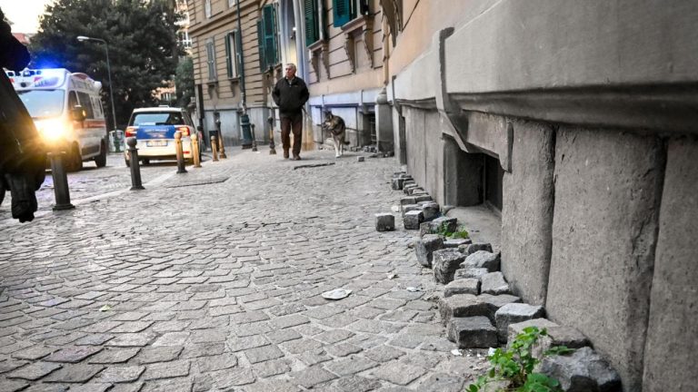 Napoli, il dissesto di via del Parco Margherita: “Qui schizzano i cubetti di pietra”