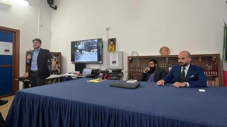 Castellammare, ex consigliere di Fdi relatore al liceo sulle foibe. L’Anpi: “Sica nell’amministrazione sciolta per camorra fa campagna elettorale a scuola”