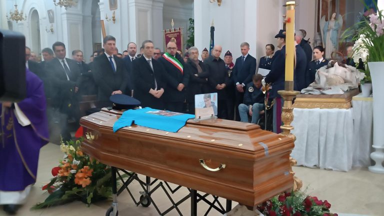 I funerali del poliziotto-eroe, il capo della polizia Pisani: “Ho avuto l’onore di lavorare con Nicola Barbato”