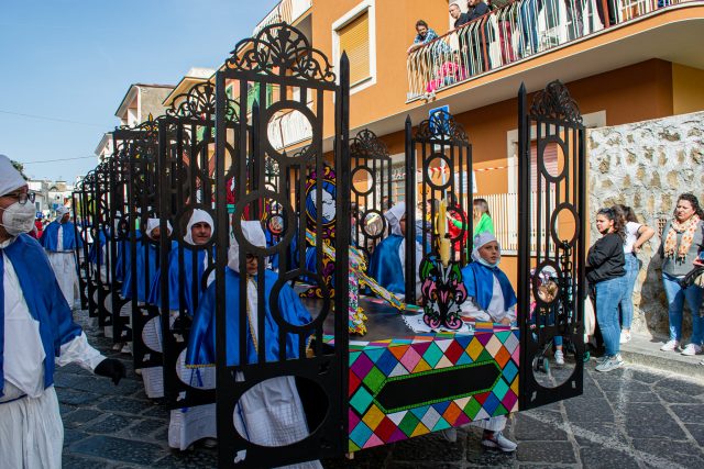 Le straordinarie processioni di Pasqua a Procida: quella degli Apostoli e del Cristo Morto e dei Misteri