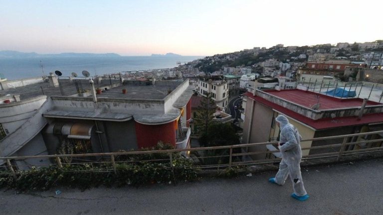 Movida, 19enne cade da un muretto in via Aniello Falcone: volo di sei metri