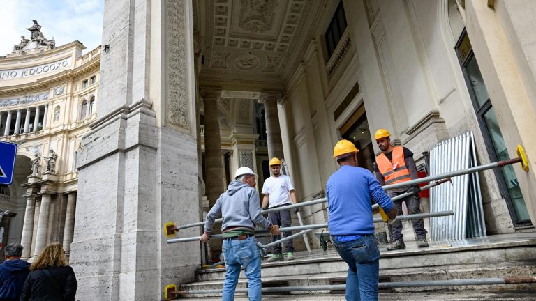 Napoli, un anno di lavori in Galleria Umberto: due squadre all’opera per ripavimentazione cancelli