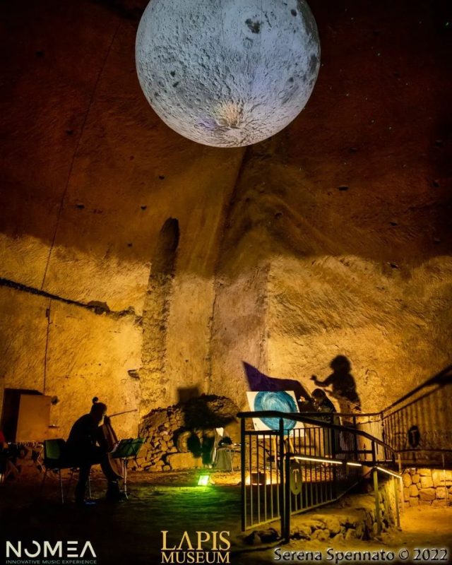 Una Luna al Museo: performance d’arte tra le rovine dell’Antico Tempio della dea Diana nel Decumano Sommerso