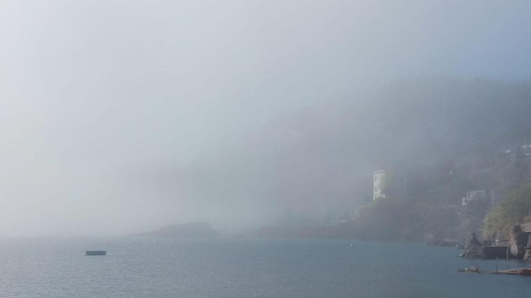 Il golfo di Napoli avvolto dalla nebbia: “L’aria calda si incontra con il mare ancora freddo”