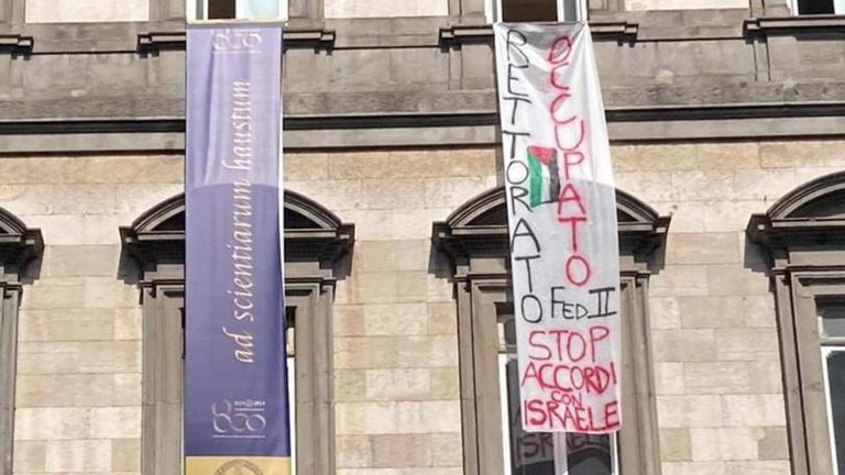 Napoli, occupato il rettorato della Federico II: “Basta accordi con Israele”