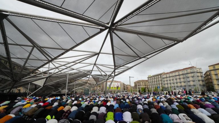 Ramadan a Napoli in piazza Garibaldi e al Plebiscito, c’è anche chi indossa la maglia di Maradona