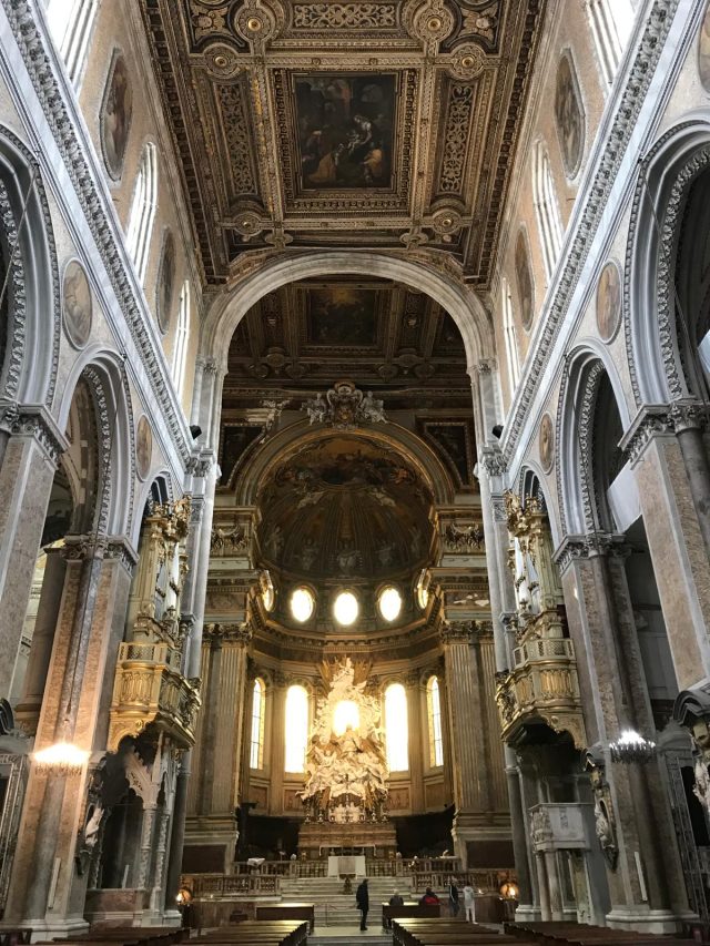 Visite serali esclusive ai tesori nascosti del Duomo di Napoli con aperitivo