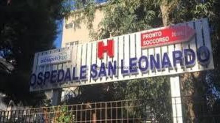 Aggredisce medico del pronto soccorso e si barrica in stanza: arrestato