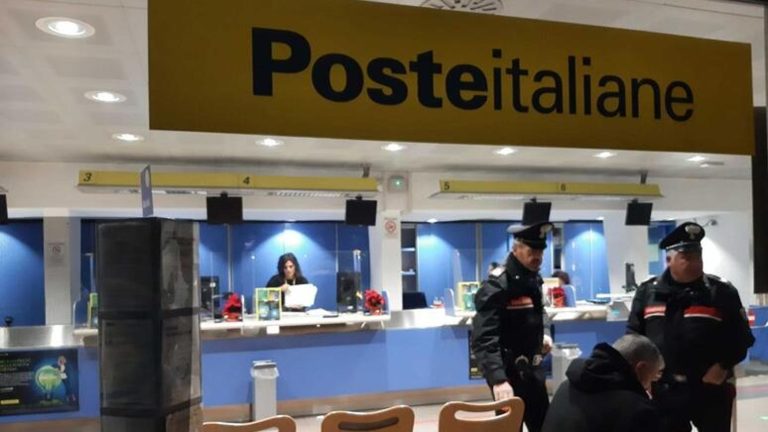 Armato di fucile, tenta rapina alle poste a Secondigliano: caccia all’uomo