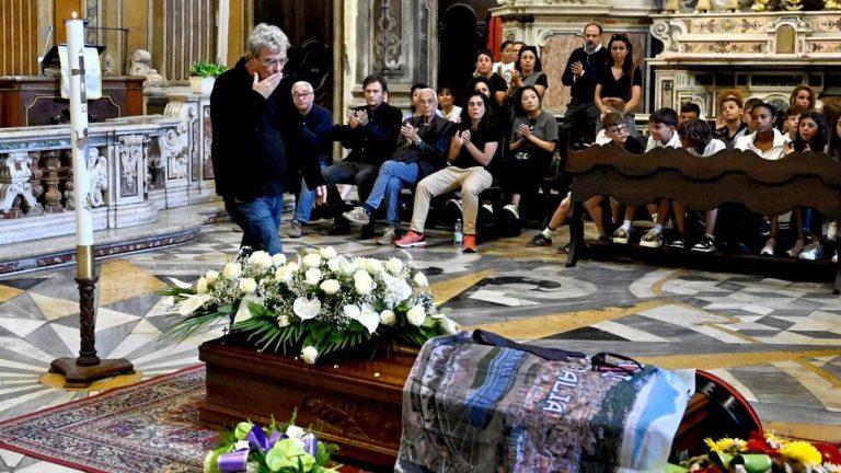 Gaetano Di Vaio, folla ai funerali a Napoli. Martone in chiesa: “Qui per inchinarmi all’artista”