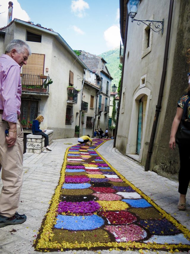 L’Infiorata di Cusano Mutri: i tappeti di fiori per le strade del Borgo del Sannio