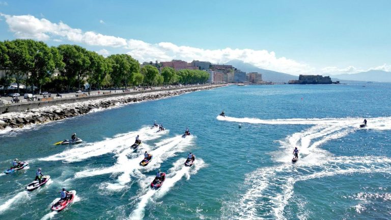 Moto d’acqua, lo spettacolo sul lungomare Caracciolo per il campionato italiano