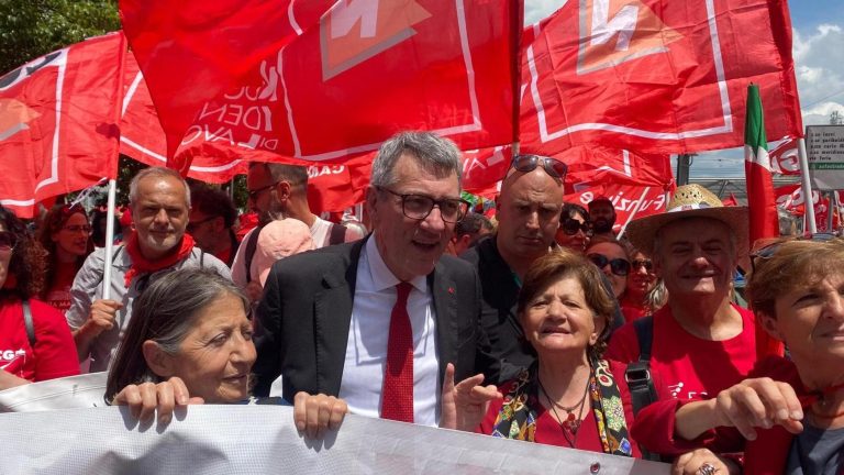 Napoli, migliaia in piazza con la Cgil. L’urlo di Landini: “Ritirate l’Autonomia differenziata e stop al premierato”