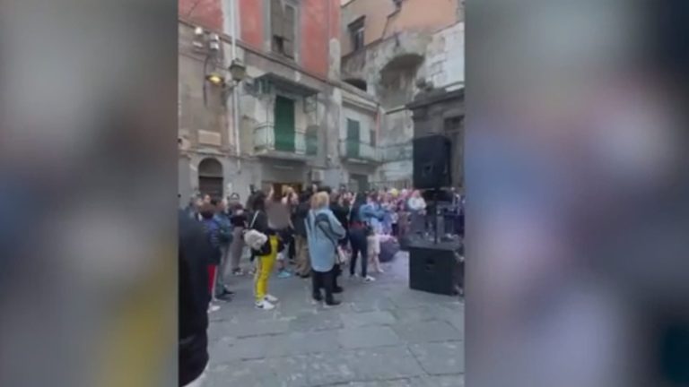 Napoli, palco abusivo nella piazzetta patrimonio Unesco: neomelodici e musica trap