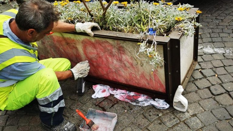 Napoli: rimosse scritte offensive in piazza dei Martiri