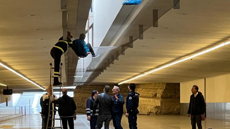 Napoli, un uomo cade nella feritoia della metro di piazza Municipio: salvato dalla rete