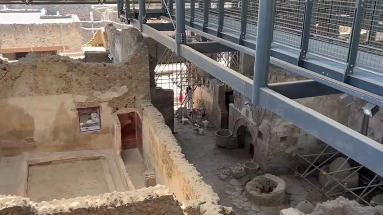 Pompei, apre al pubblico l’insula del Casti amanti: percorso sopraelevato con passerelle sospese