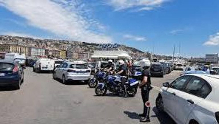 Abusivismo sul lungomare di Napoli, sequestrati cinque chioschi