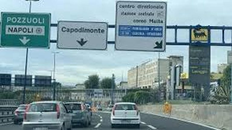 Campi flegrei, incontro su raccordo tangenziale, sprint per vie di fuga