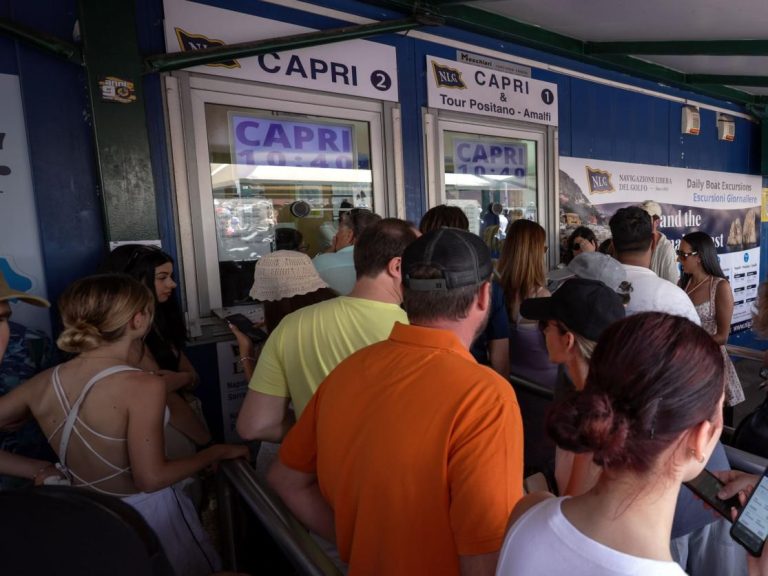 Capri senz’acqua, Federalberghi: “Dalle 15 di oggi turisti con prenotazioni possono sbarcare”