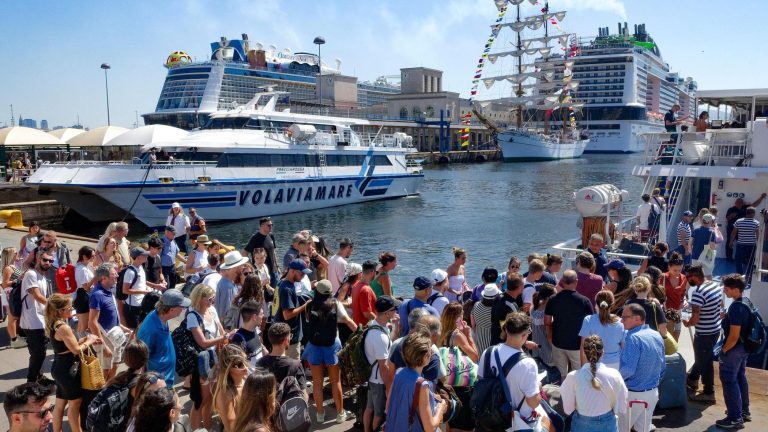 Capri senz’acqua per un guasto, divieto di sbarco ai turisti. Può partire solo chi ha la prenotazione in albergo. L’azienda Gori: dalle 18 ripristino graduale della fornitura