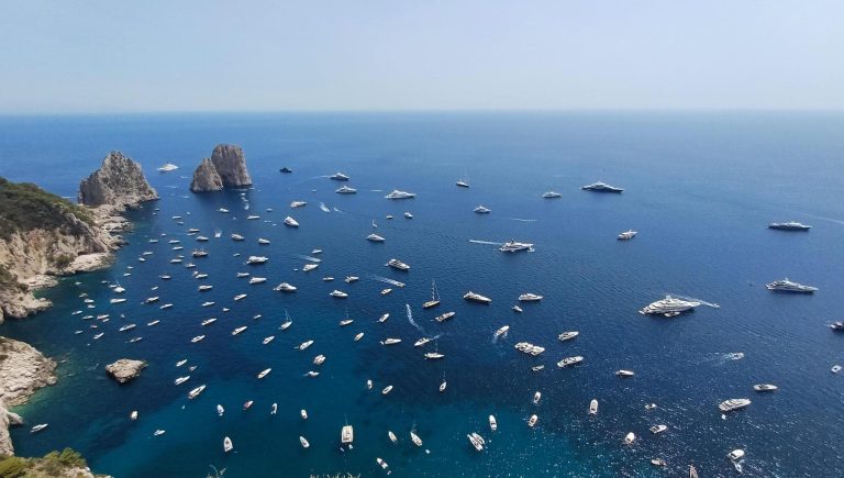 Capri, week end col pienone: boom di barche davanti ai Faraglioni