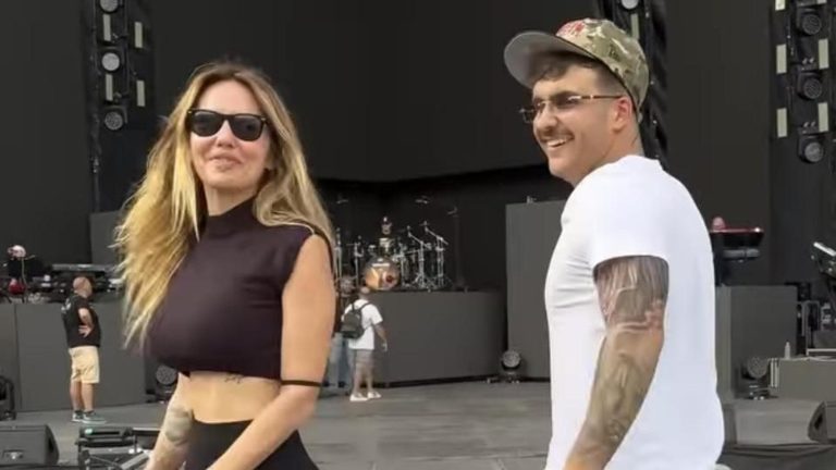 Geolier, fan in attesa da ore all’esterno dello stadio Maradona. E lui prova il suono sul palco con Deborah De Luca