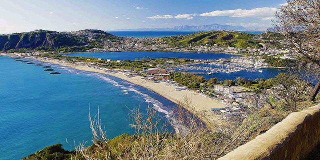 Il Bus del Mare: il servizio bus dal Vomero per le spiagge di Capo Miseno