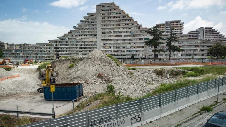 Il M5s crolla, ma vince alla grande nelle roccaforti di Scampia e Secondigliano. Il Pd a valanga in tutta la città. Flop FdI e Lega