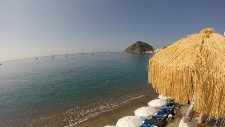 Ischia, violazioni edilizie: sigilli al ristorante-lido dei vip ai Maronti