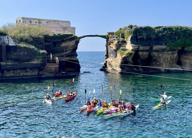 La spiaggia libera della Gaiola a Napoli: come prenotare l’accesso gratuito per l’estate 2024